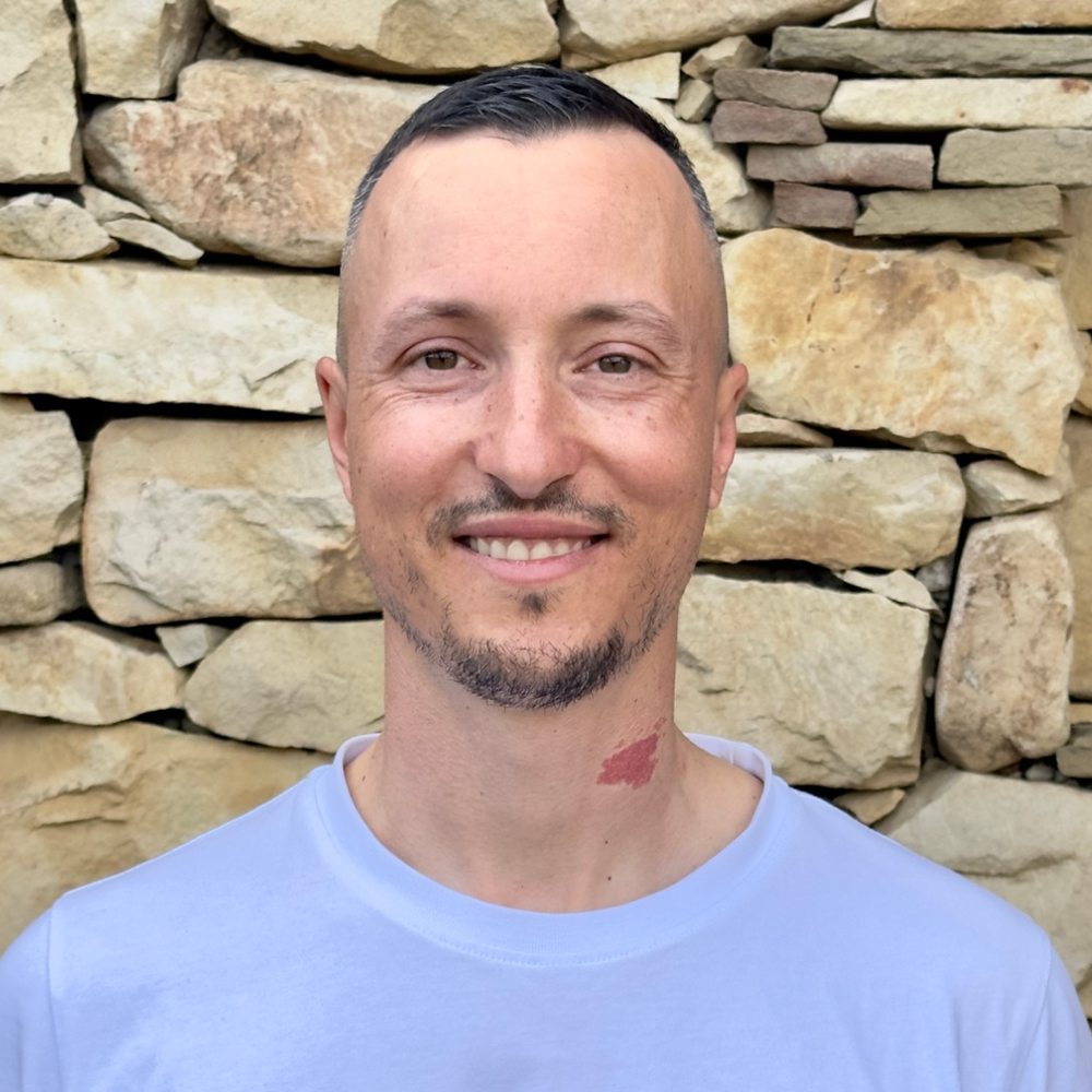Снимката: Господин пред каменна стена